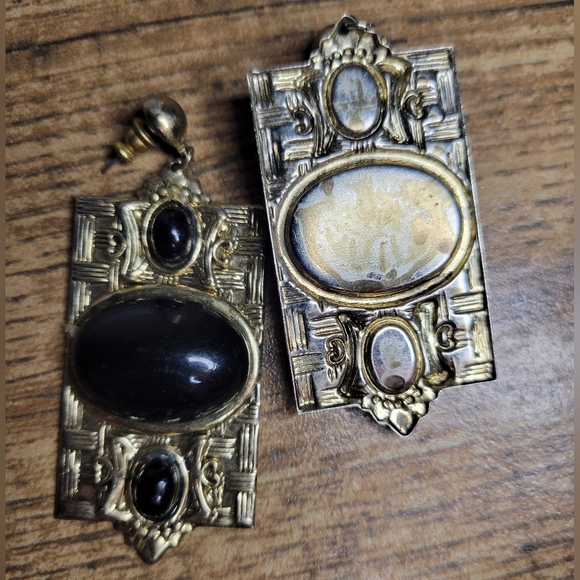 vintage 80s carved gold and black earrings - Picture 4 of 4